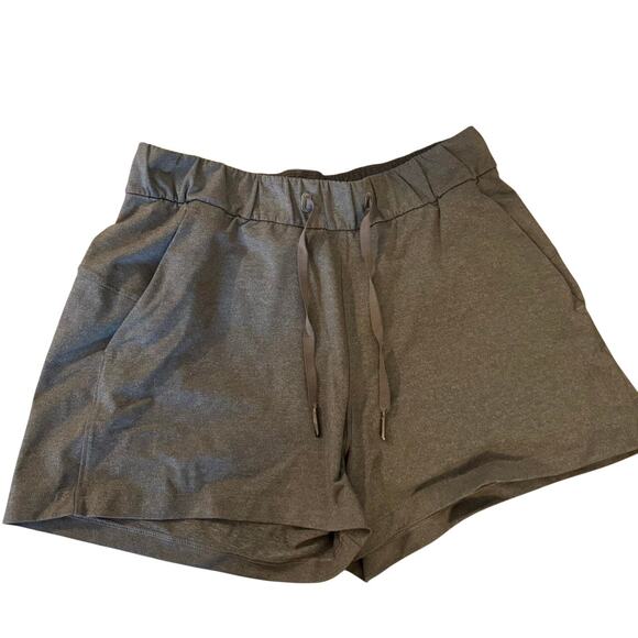Women's Size 6 Lululemon On The Fly Mid Rise Short 2.5” Women’s Heathered Slate - Picture 1 of 3